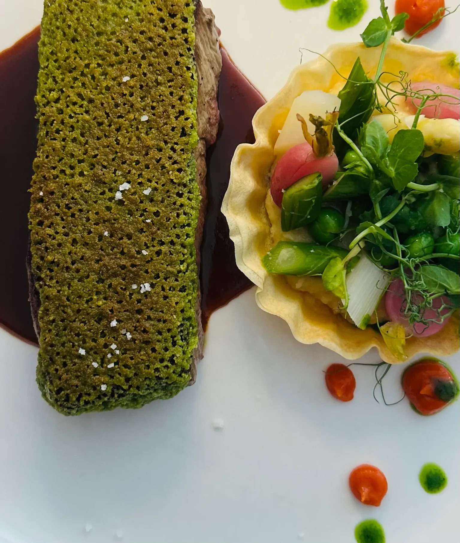 Un sandwich à la pesto vert et une assiette de légumes frais avec des chips de maïs