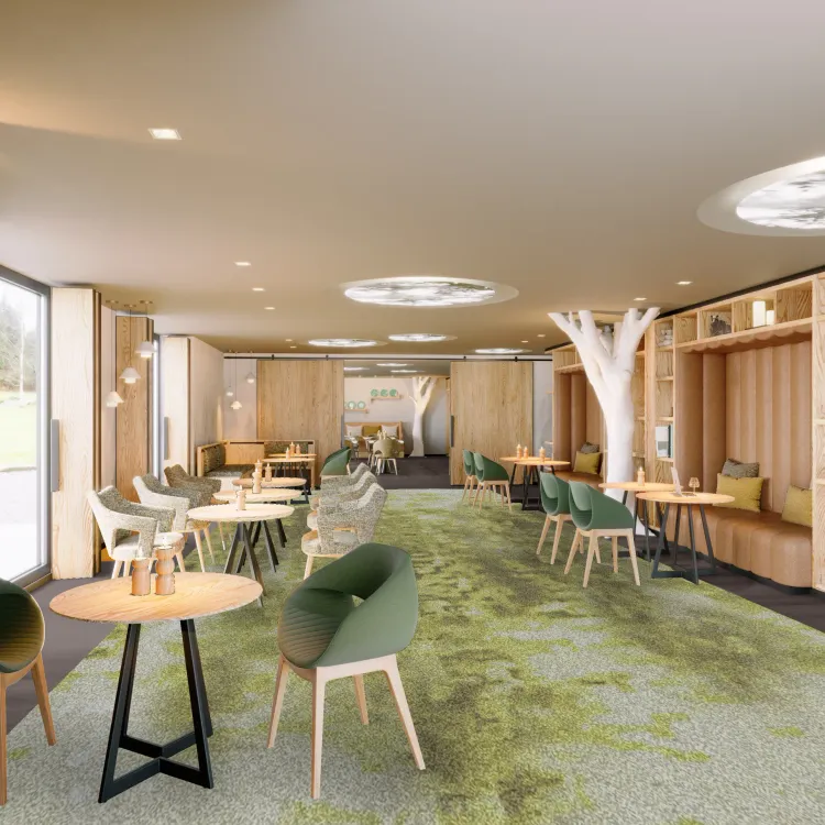 Un espace intérieur moderne avec des tables, des chaises et des canapés disposés sur une moquette verte, entouré de murs en bois et éclairé par des plafonniers circulaires